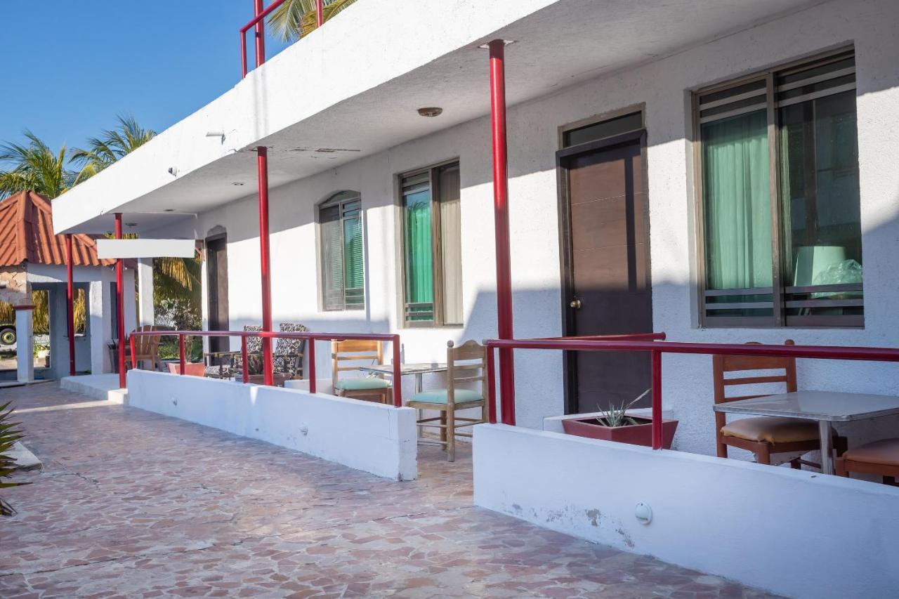 Pelican Inn At Las Dunas Chelem Exterior photo