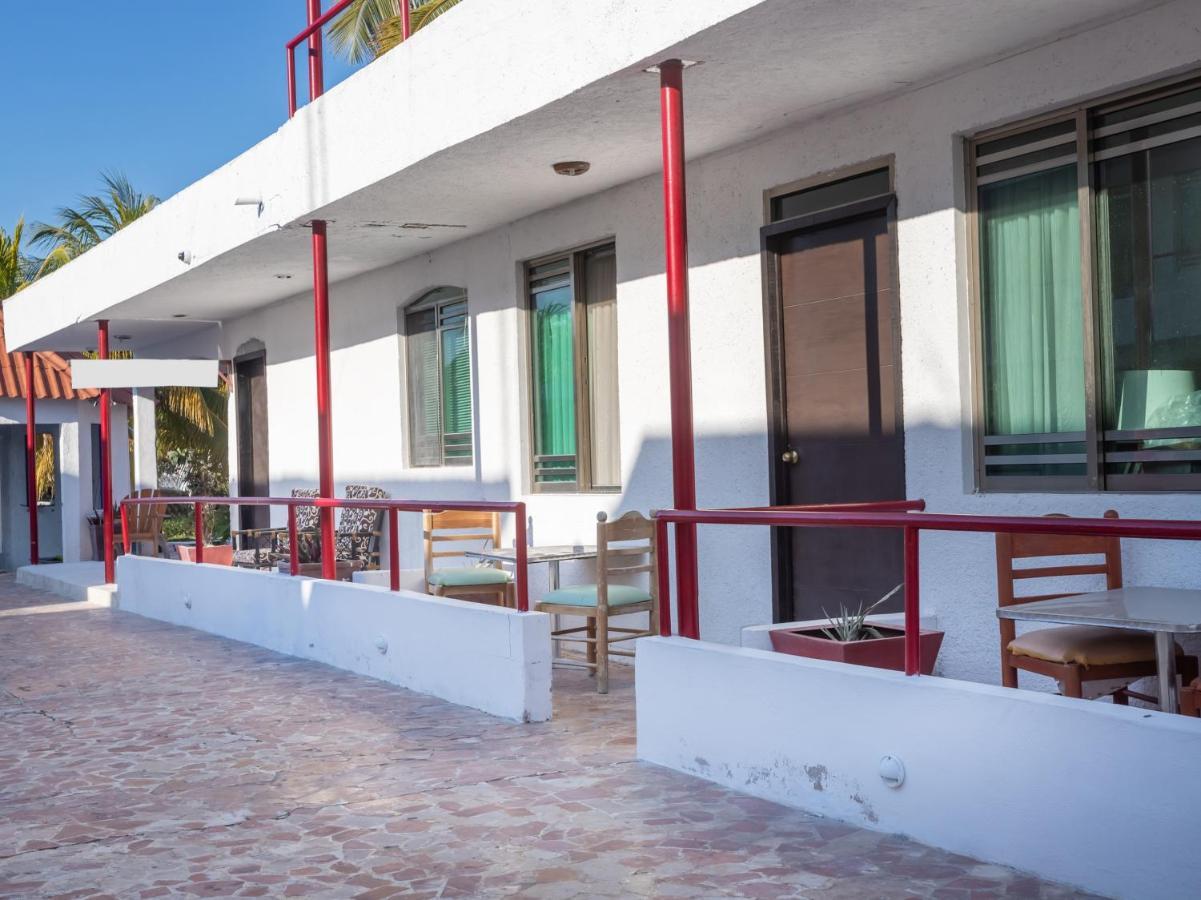 Pelican Inn At Las Dunas Chelem Exterior photo